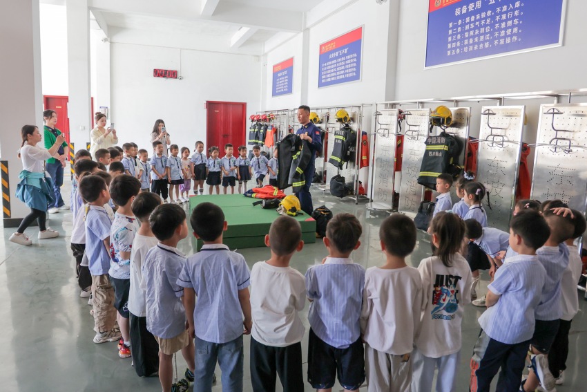 消防員給孩子們講解消防知識。主辦方供圖