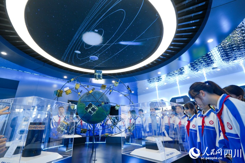 學生參觀航天科技展品。翁光建攝