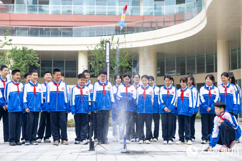 學生發射水火箭。趙祖樂攝