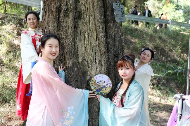 漢服游客拍照紀(jì)念。廣元市委宣傳部供圖