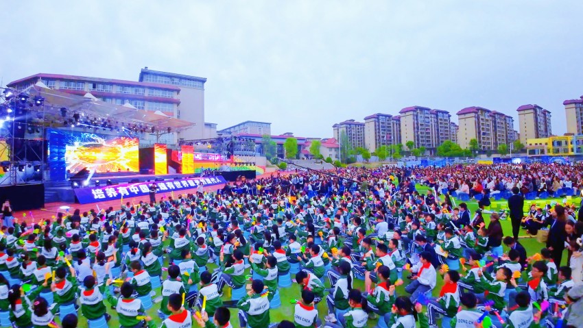 千名師生、家長參加活動。主辦方供圖
