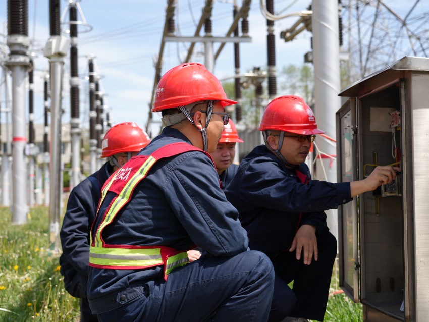2025年4月19日，在普提500千伏變電站，國網四川送變電公司電力調試人員在檢查端子箱接線情況。羅海弋攝