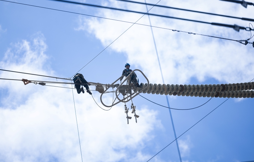 2025年4月22日，國網四川送變電公司正在進行500千伏金普一、二線104號～105號鐵塔之間舊導線拆除施工。曹頎攝