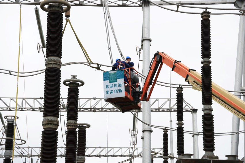 2025年4月22日，國網四川送變電公司正在開展500千伏金普二線B相進線引流線制作、安裝工作。曹頎攝