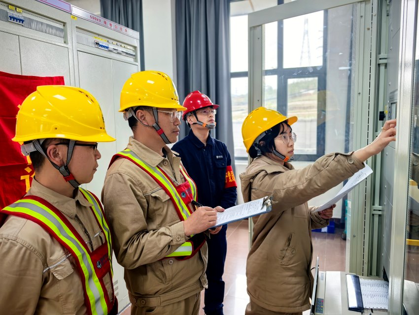 2025年4月23日，在普提500千伏變電站，國網四川超高壓公司電力運維人員開展500千伏金普一、二線送電工作。李夢娜攝