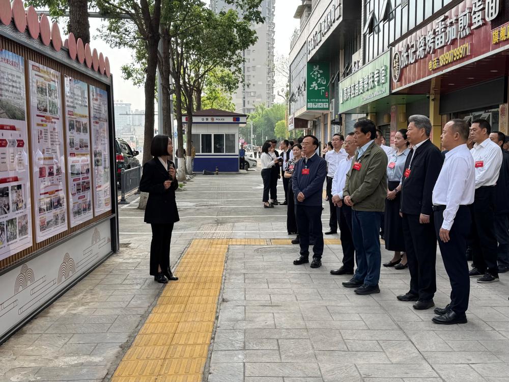 調(diào)研組前往白塔街代表之家調(diào)研。崔熙滟攝