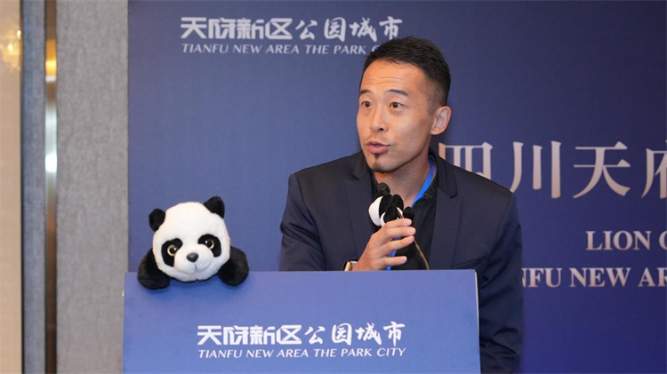 新加坡天工開悟科技有限公司創(chuàng)始人許杰發(fā)言。四川天府新區(qū)融媒體中心供圖