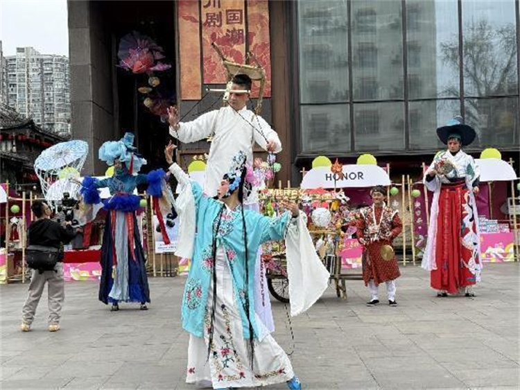 文殊坊街區(qū)傳統(tǒng)文藝表演。陳靜供圖