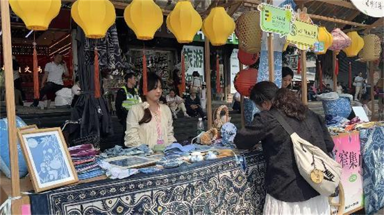 游客選購文創(chuàng)產(chǎn)品。陳靜供圖