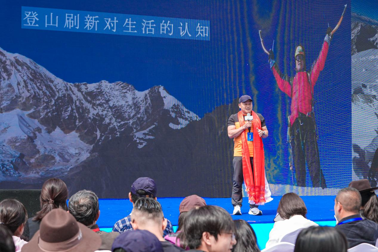分享心得。四姑娘山景區管理局供圖