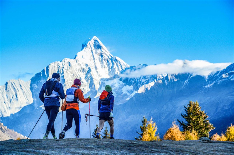 游客在四姑娘山景區徒步。四姑娘山景區管理局供圖