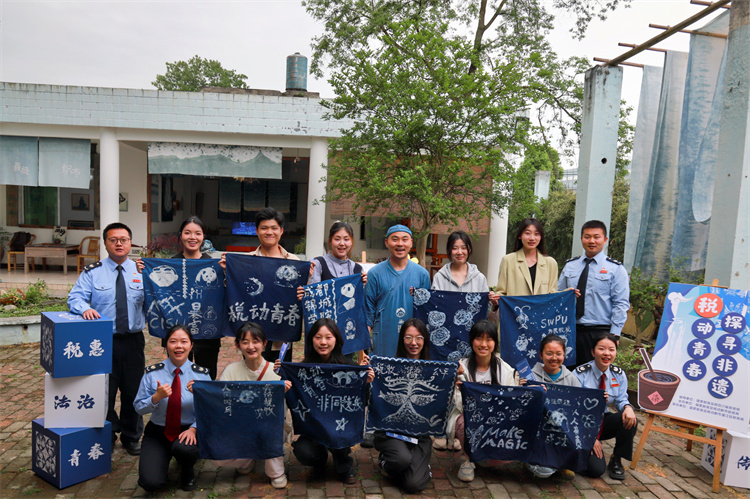 大學生展示自己的蠟染作品。成都市稅務局供圖