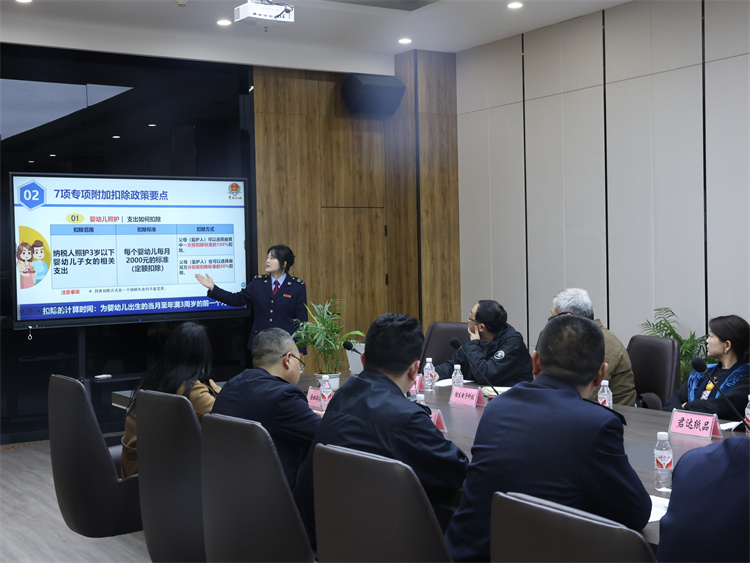 稅務干部講解個人所得稅有關政策。達州市稅務局供圖