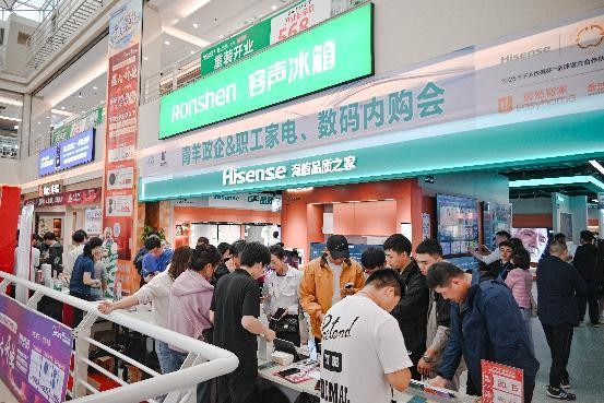 市民選購家電。青羊區商務局供圖