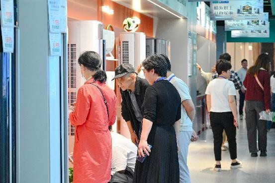 市民在商場選購電器。青羊區商務局供圖
