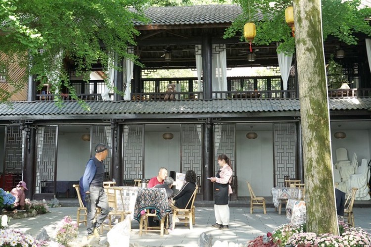 “半山雲(yún)澗”民宿玩耍。綿竹市融媒體中心供圖