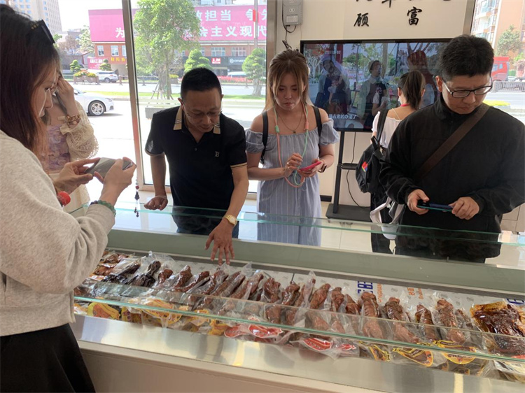 臺灣自媒體人關注廣漢火鍋食材。廣漢市融媒體中心供圖