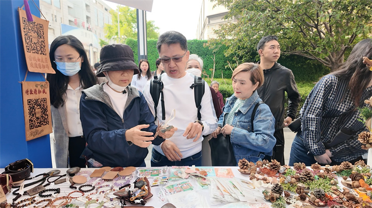 北京市民關注松潘文創產品。松潘縣融媒體中心供圖