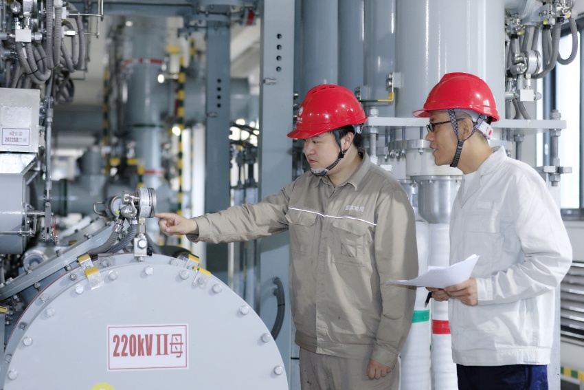 4月29日，國網成都供電公司運維人員開展投產操作。陳紅梅攝