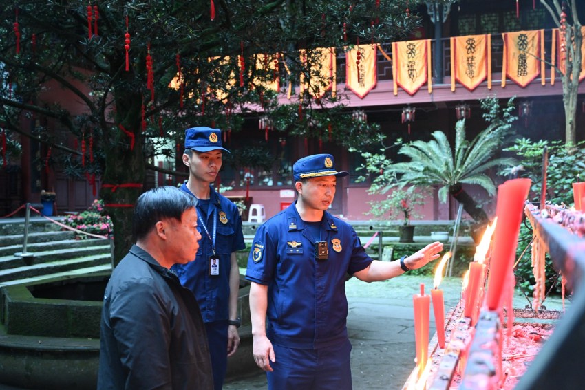 在都江堰月城湖景區(qū)，消防部門指導排查消防安全隱患。成都想消防供圖
