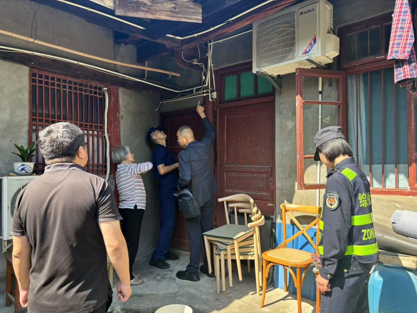 在閬中古城，消防部門(mén)指導(dǎo)排查電氣線路火災(zāi)隱患。南充消防供圖