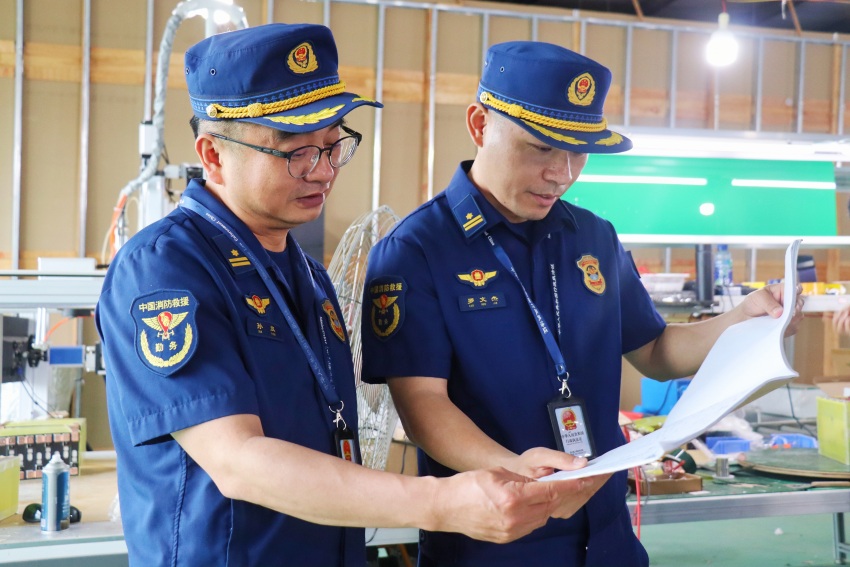 資陽支隊對工廠企業進行檢查。資陽消防供圖