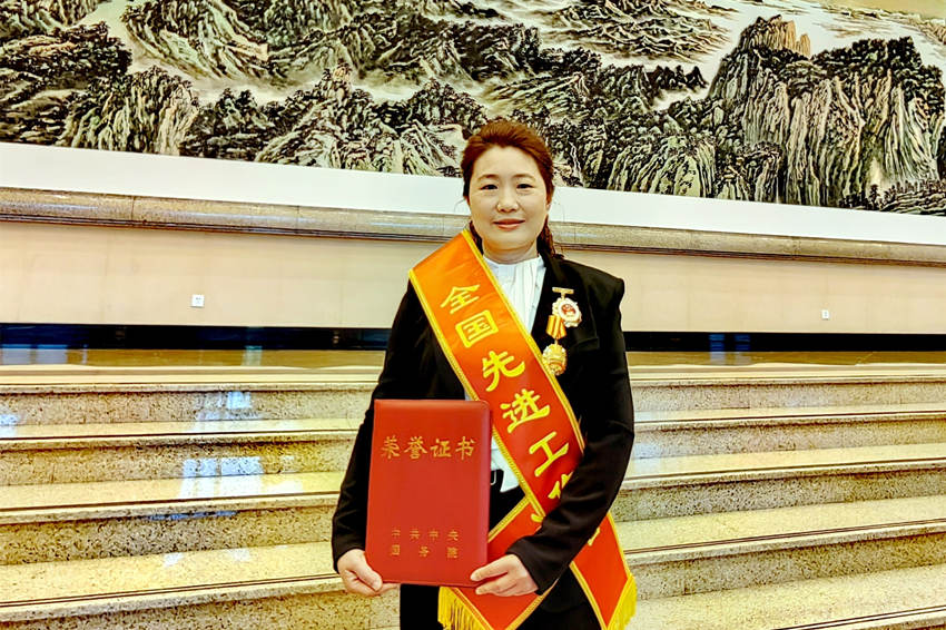 楊建芳獲“全國先進工作者”榮譽稱號。資陽融媒供圖