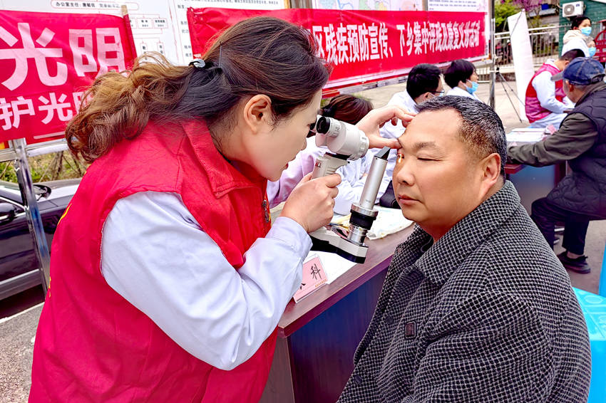 楊建芳深入社區開展義診。資陽融媒供圖