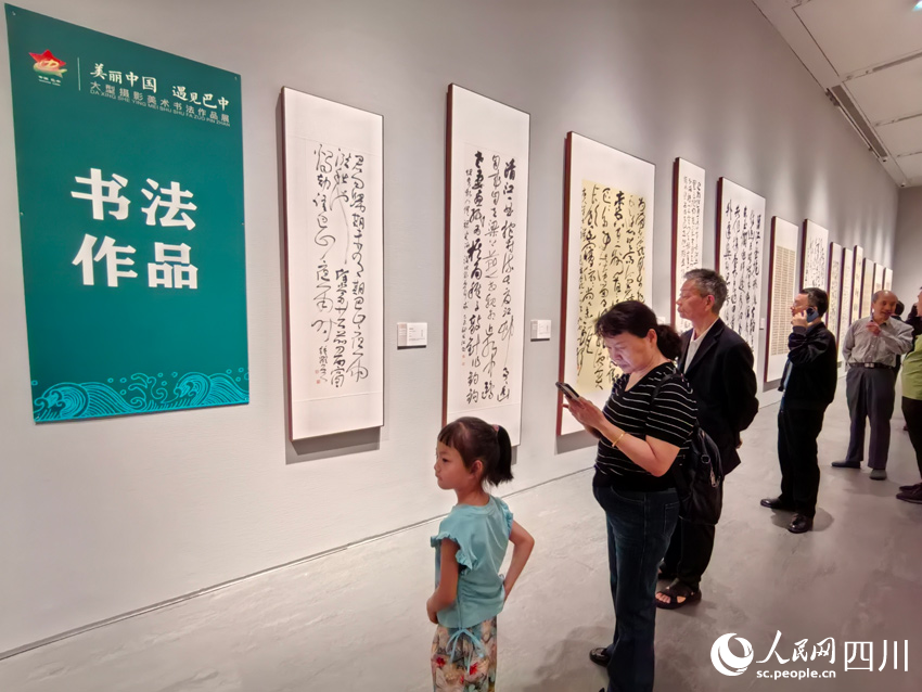 娃娃也來受熏陶。人民網(wǎng)記者 劉海天攝