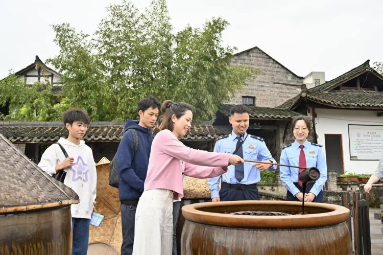 大學生稅收普法志愿者開展“稅動青春釀造傳承”活動現場。四川省稅務局供圖