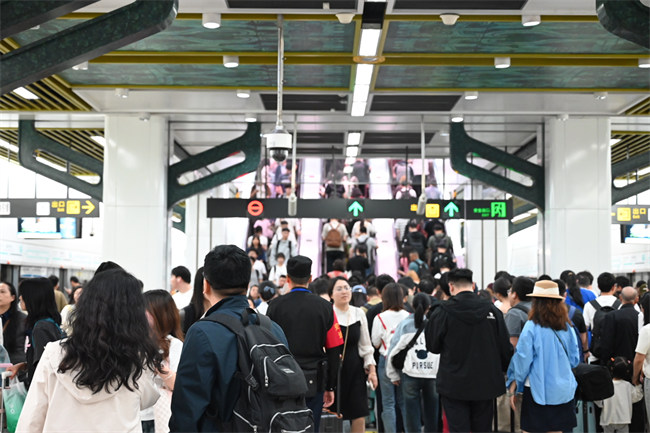 “五一”期間，成都軌道交通線網客流量增加。成都軌道集團供圖