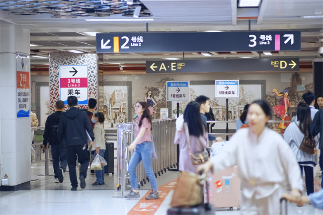 “五一”期間，成都軌道交通線網客流量增加。成都軌道集團供圖