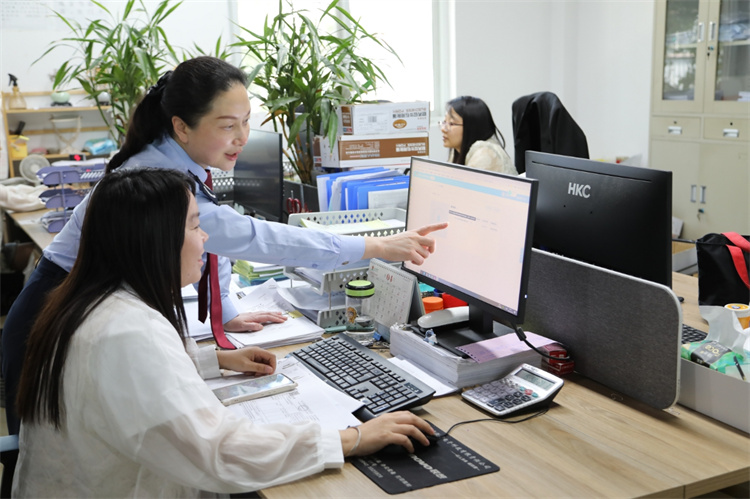稅務干部到企業講解納稅信用扣分標準。四川省稅務局供圖