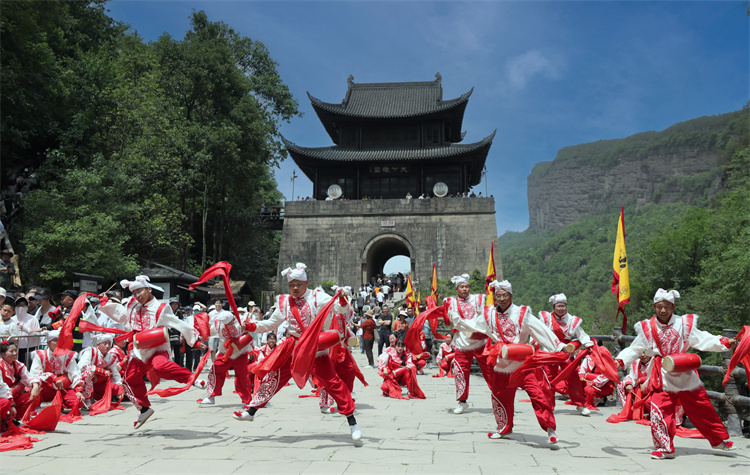 劍門關關樓景點處，正在進行安塞腰鼓表演。劍閣縣委宣傳部供圖