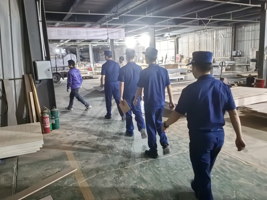消防檢查人員正在開展消防安全檢查。眉山天府新區(qū)消防救援大隊供圖