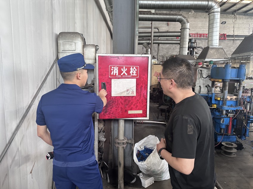 消防檢查人員正在開展消防安全檢查。眉山天府新區消防救援大隊供圖