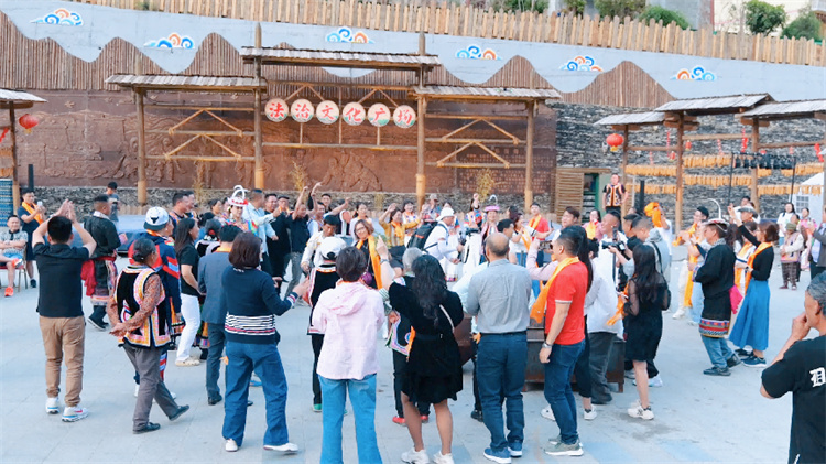 考察團(tuán)在九寨溝景區(qū)。主辦方供圖