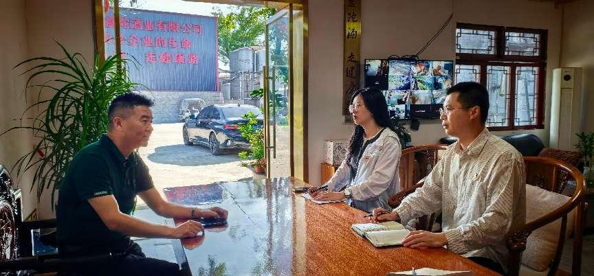 政策攻堅專班現(xiàn)場駐點指導企業(yè)。邛崍市臨邛鎮(zhèn)黨辦供圖