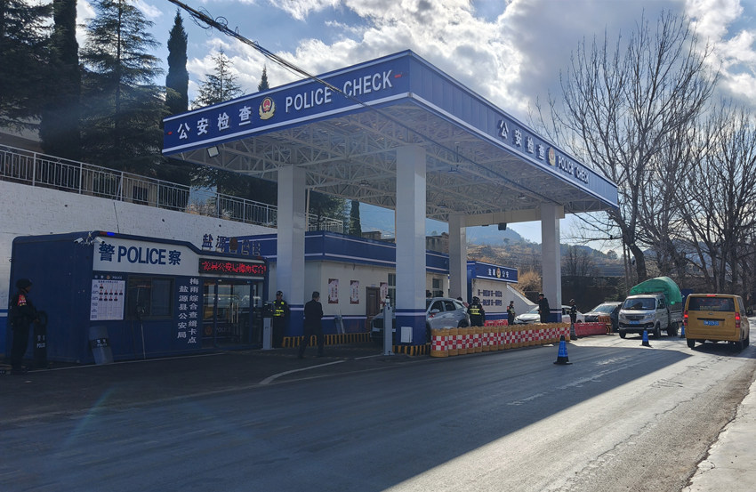 梅雨鎮環川綜合查緝卡點人員在對來往車輛進行檢查。陳萱攝