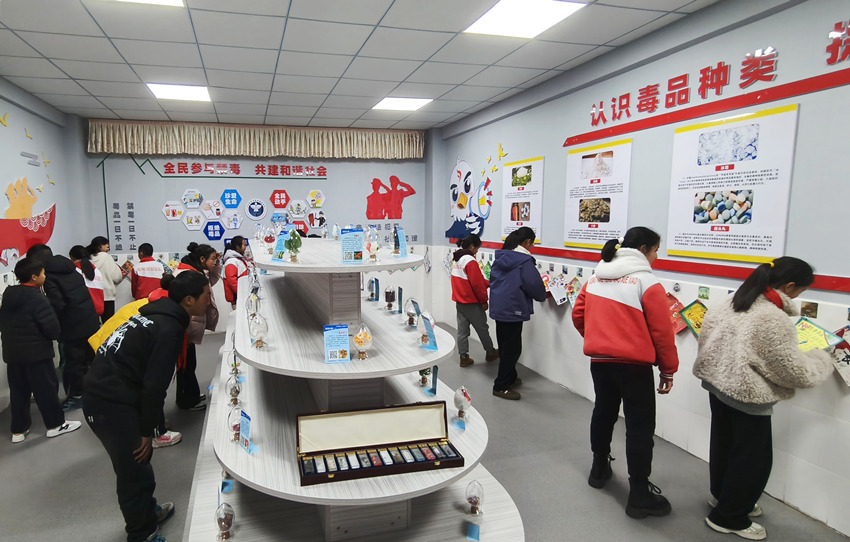 昭覺縣東方紅小學禁毒微基地。陳萱攝