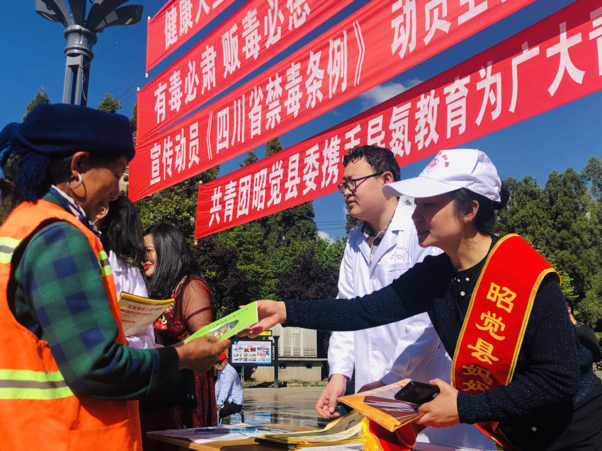“媽媽禁毒隊”成員在開展禁毒宣傳活動。受訪者供圖