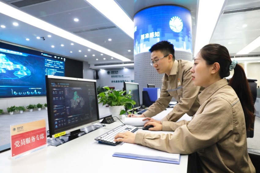 2024年5月11日，國網成都供電公司員工使用分鐘級電力感知平臺，精準監測分析配網運行工況，實現配網搶修效率大幅提升。謝勇攝
