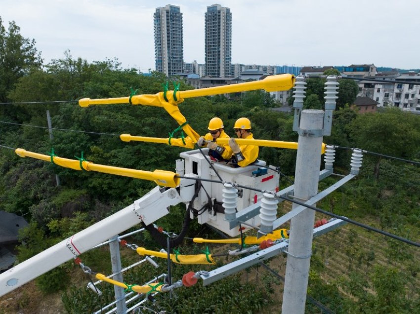 2024年6月14日，國網綿陽供電公司在10千伏回九線開展帶電接引流線施工作業(yè)，確保高溫天氣下周邊居民用電不受影響。田海攝