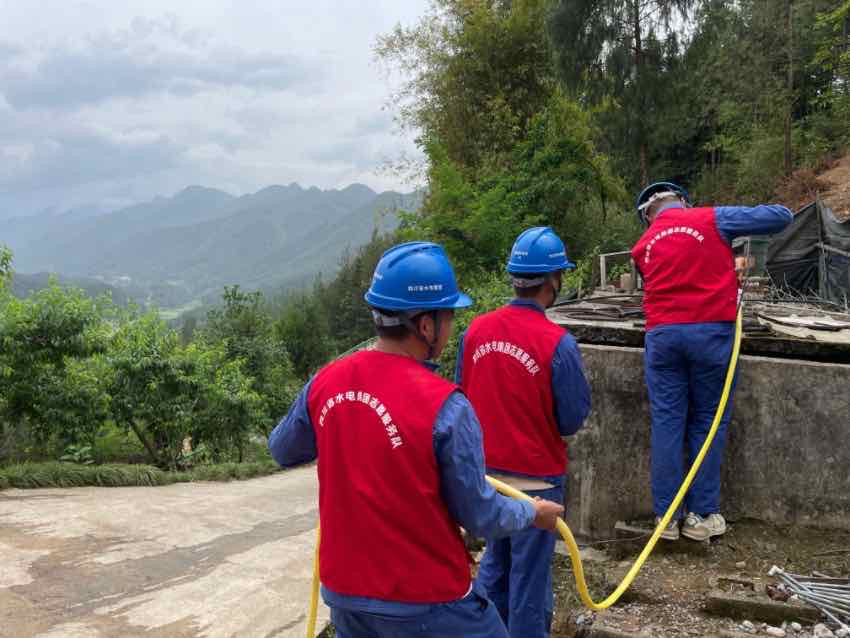 安裝取水設(shè)備。四川省水電集團(tuán)供圖