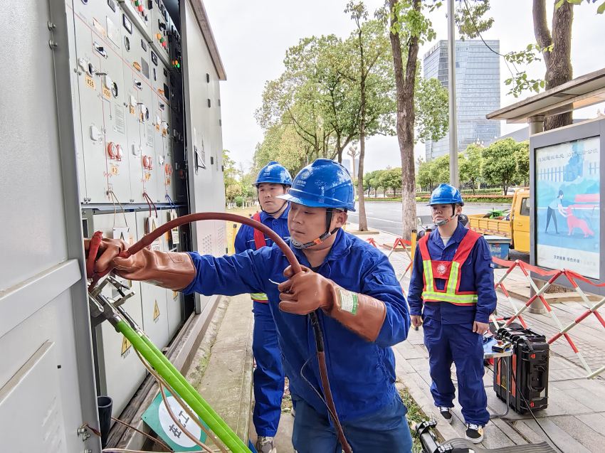 國網成都供電公司員工開展世運會保電配網線路專項試驗。馬恒馳攝
