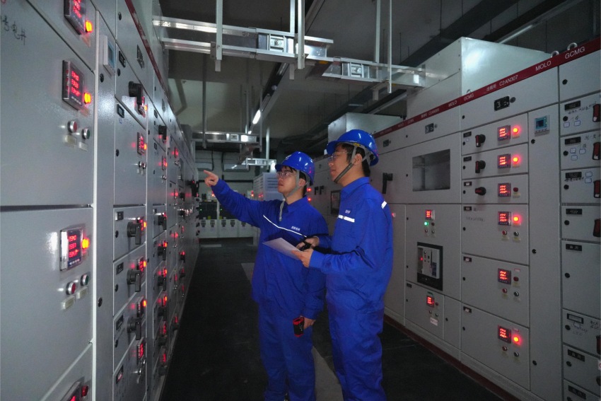 國網天府新區供電公司成都世運會保電人員在配電房開展電力設備巡視。王巧攝