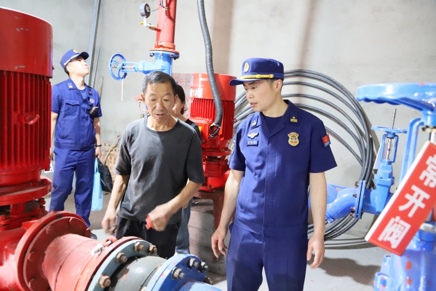 巴中指導企業做好消防安全工作。四川省消防救援總隊供圖