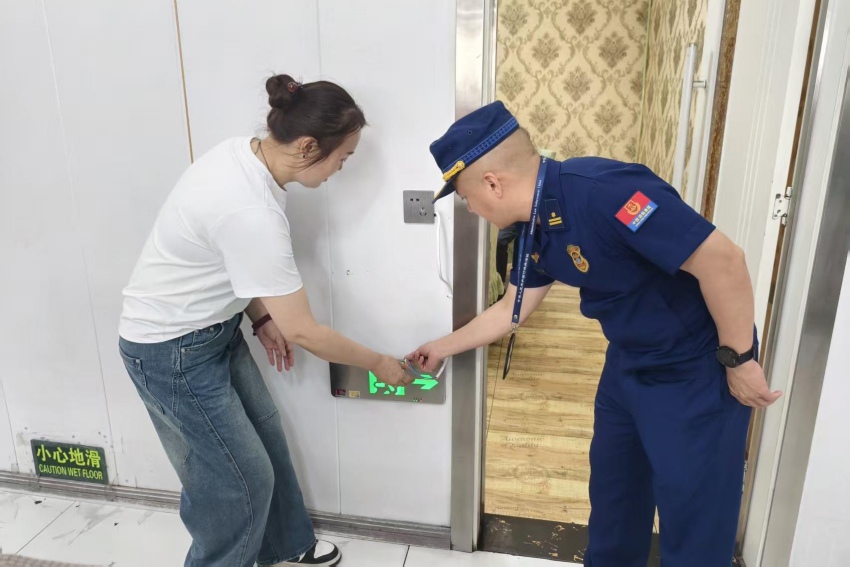 廣元指導酒店排查消防安全隱患。四川省消防救援總隊供圖