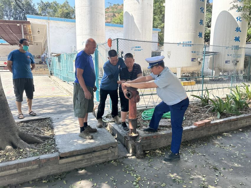 攀枝花指導企業排查消防安全隱患。四川省消防救援總隊供圖