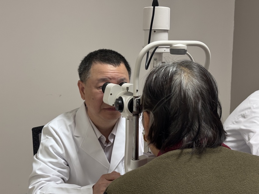 專家公益會診現場。愛爾眼科四川省區供圖